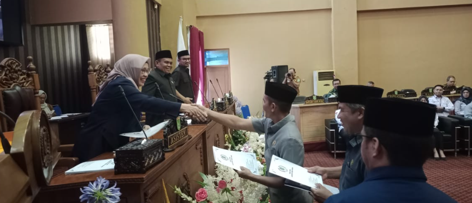 Rancangan Peraturan Daerah (Raperda) Riset dan Inovasi Daerah. Apresiasi ini disampaikan langsung melalui Asisten Bidang Administrasi Umum, Hj. Narni, dalam Rapat Paripurna DPRD Tanbu yang digelar pada Senin (10/03/2025) di Ruang Rapat DPRD Tanbu.