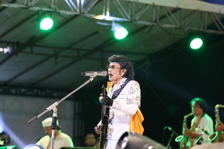Rhoma Irama Guncang Mappanre Ri Tasi’e, Ribuan Warga Padati Pantai Pagatan