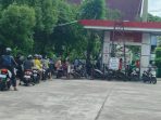 Pengendara Antri Bahan Bakar Minyak