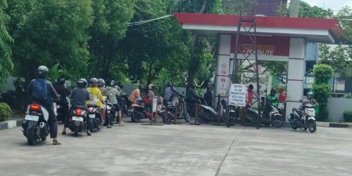 Pengendara Antri Bahan Bakar Minyak
