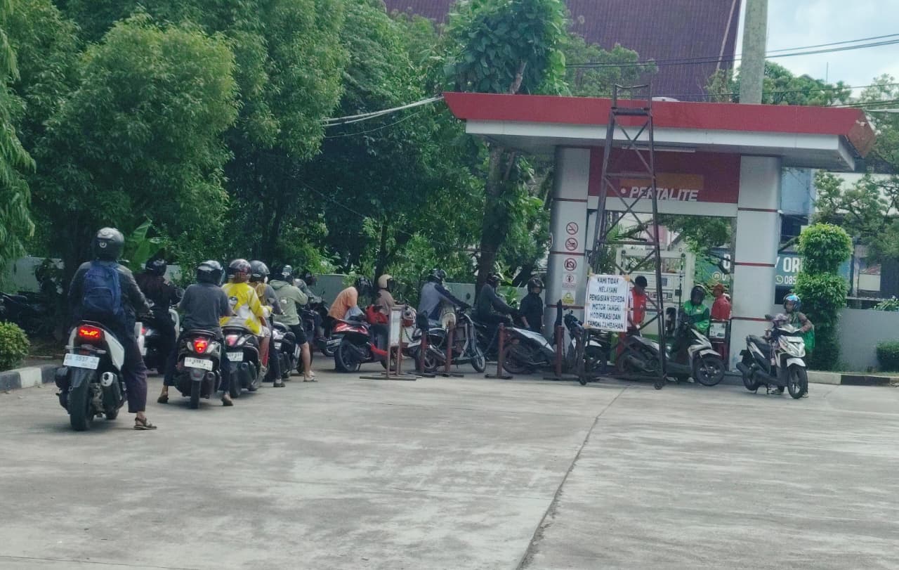Pengendara Antri Bahan Bakar Minyak